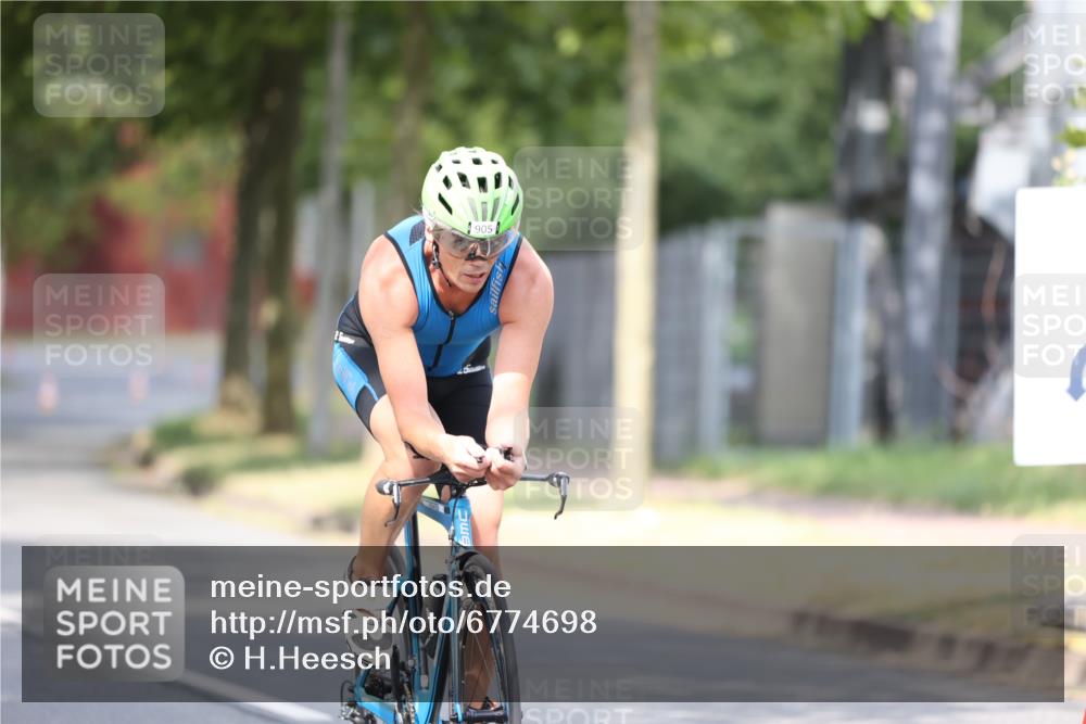 11.08.2024 - GEWOBA Citytriathlon Bremen H.Heesch http://msf.ph/oto/6774698 11.08.2024 11:42:00 Radfahren 758, 905, 965 meine-sportfotos.de