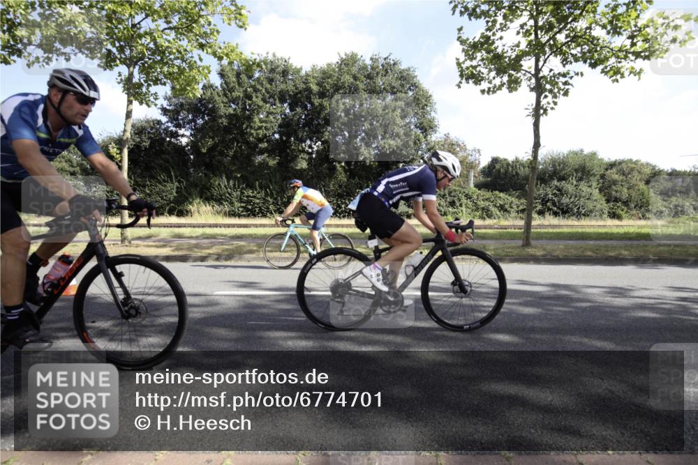 11.08.2024 - GEWOBA Citytriathlon Bremen H.Heesch http://msf.ph/oto/6774701 11.08.2024 10:23:25 Radfahren 15, 35, 38, 49, 66, 74, 84 meine-sportfotos.de
