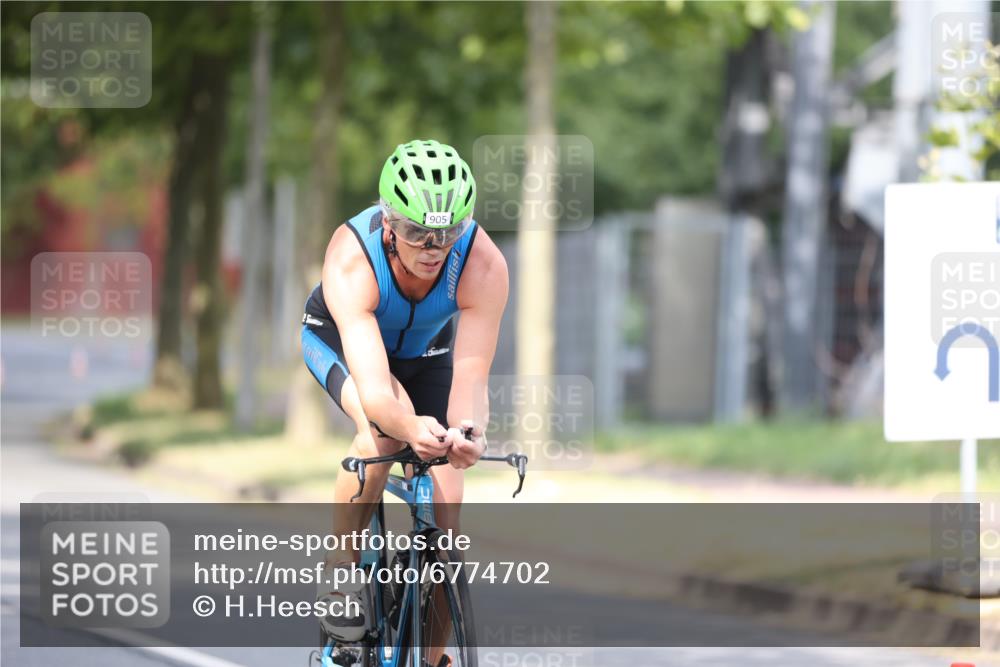 11.08.2024 - GEWOBA Citytriathlon Bremen H.Heesch http://msf.ph/oto/6774702 11.08.2024 11:42:00 Radfahren 758, 905, 965 meine-sportfotos.de