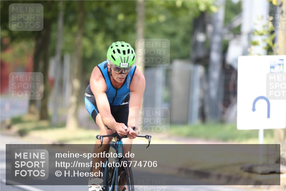 11.08.2024 - GEWOBA Citytriathlon Bremen H.Heesch http://msf.ph/oto/6774706 11.08.2024 11:42:00 Radfahren 758, 905, 965 meine-sportfotos.de