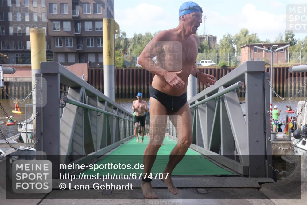 11.08.2024 - GEWOBA Citytriathlon Bremen Lena Gebhardt http://msf.ph/oto/6774707 11.08.2024 10:11:18 Schwimmen 17, 21, 26, 37, 44, 77, 101 meine-sportfotos.de
