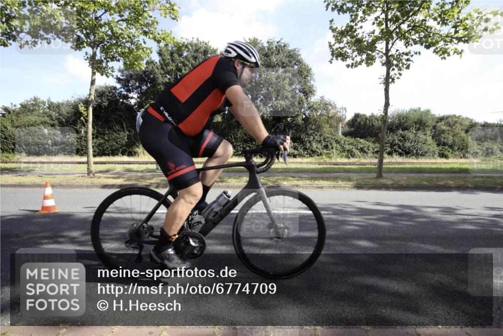 11.08.2024 - GEWOBA Citytriathlon Bremen H.Heesch http://msf.ph/oto/6774709 11.08.2024 10:23:33 Radfahren 15, 32, 35, 38, 49, 66, 74, 84 meine-sportfotos.de