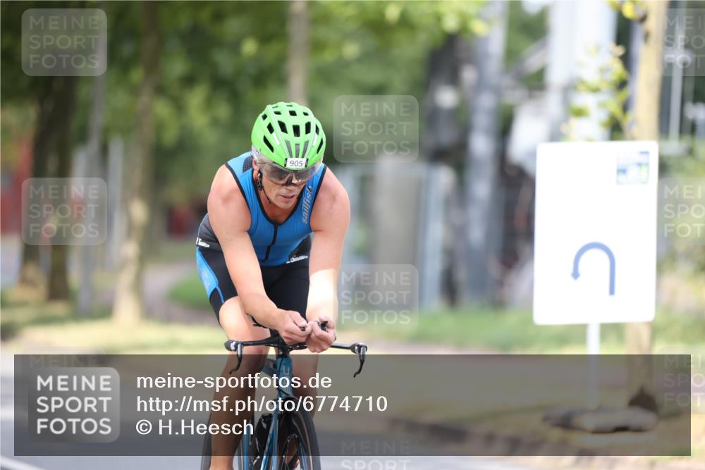 11.08.2024 - GEWOBA Citytriathlon Bremen H.Heesch http://msf.ph/oto/6774710 11.08.2024 11:42:00 Radfahren 758, 905, 965 meine-sportfotos.de