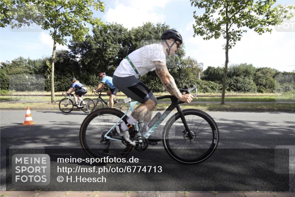11.08.2024 - GEWOBA Citytriathlon Bremen H.Heesch http://msf.ph/oto/6774713 11.08.2024 10:23:40 Radfahren 17, 21, 32, 35, 74 meine-sportfotos.de
