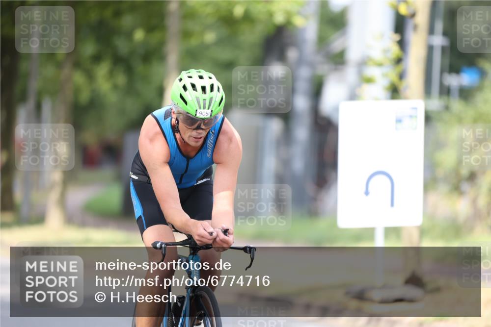11.08.2024 - GEWOBA Citytriathlon Bremen H.Heesch http://msf.ph/oto/6774716 11.08.2024 11:42:00 Radfahren 758, 905, 965 meine-sportfotos.de