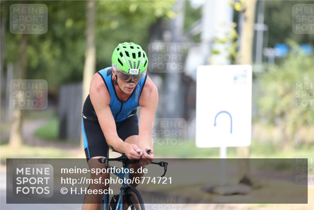 11.08.2024 - GEWOBA Citytriathlon Bremen H.Heesch http://msf.ph/oto/6774721 11.08.2024 11:42:00 Radfahren 758, 905, 965 meine-sportfotos.de