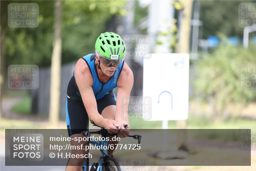 11.08.2024 - GEWOBA Citytriathlon Bremen H.Heesch http://msf.ph/oto/6774725 11.08.2024 11:42:00 Radfahren 758, 905, 965 meine-sportfotos.de