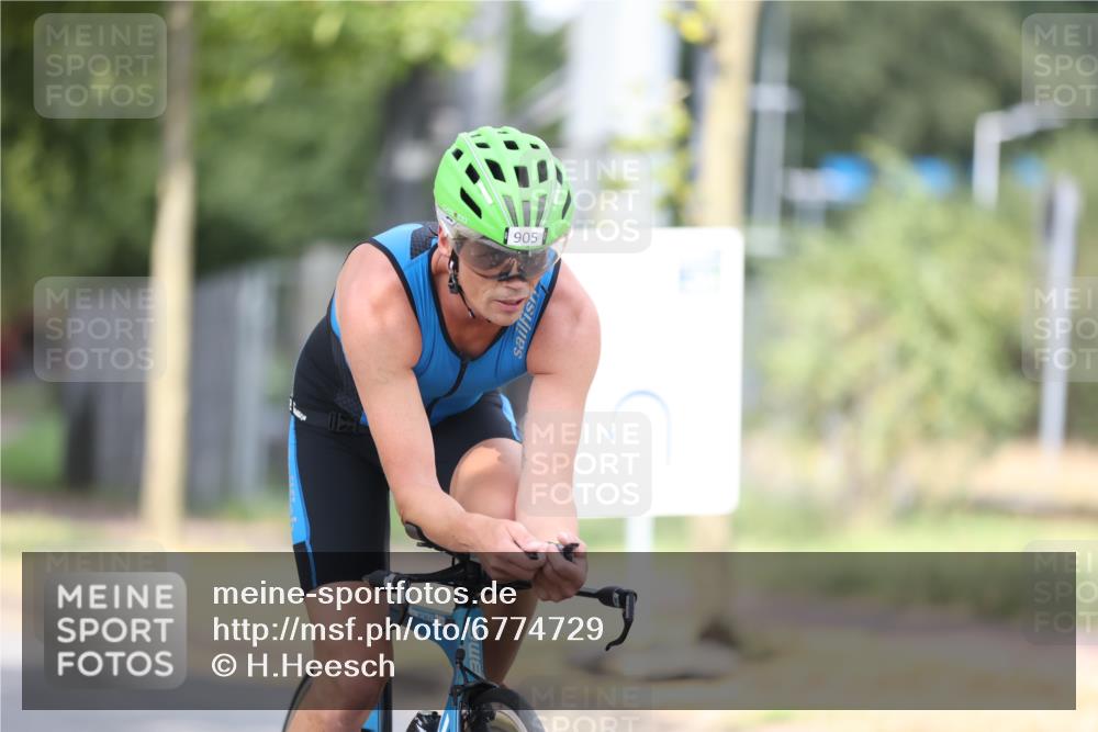 11.08.2024 - GEWOBA Citytriathlon Bremen H.Heesch http://msf.ph/oto/6774729 11.08.2024 11:42:00 Radfahren 758, 905, 965 meine-sportfotos.de