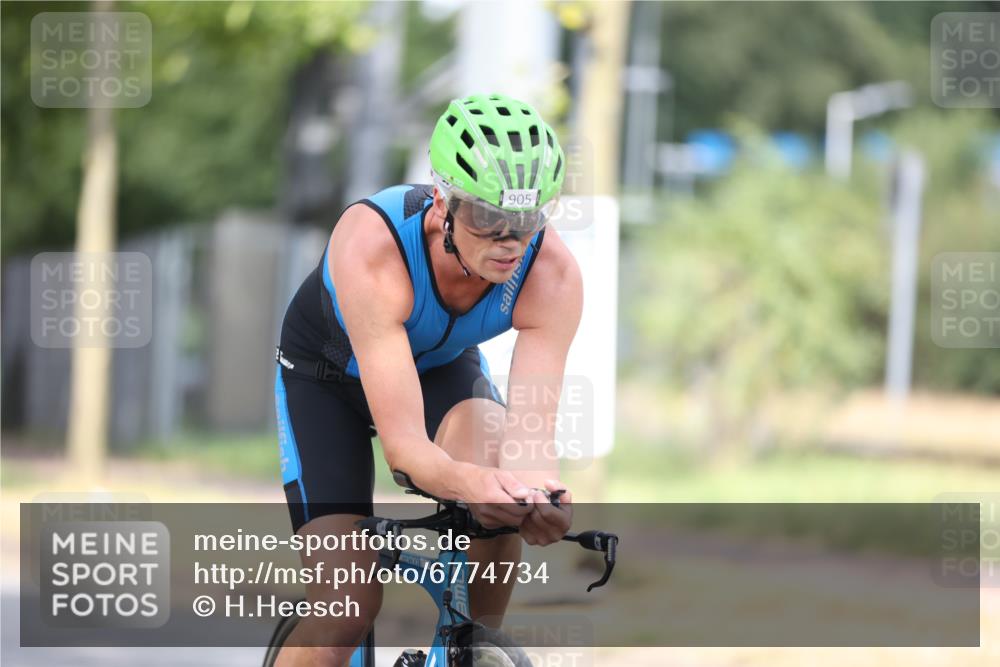 11.08.2024 - GEWOBA Citytriathlon Bremen H.Heesch http://msf.ph/oto/6774734 11.08.2024 11:42:00 Radfahren 758, 905, 965 meine-sportfotos.de