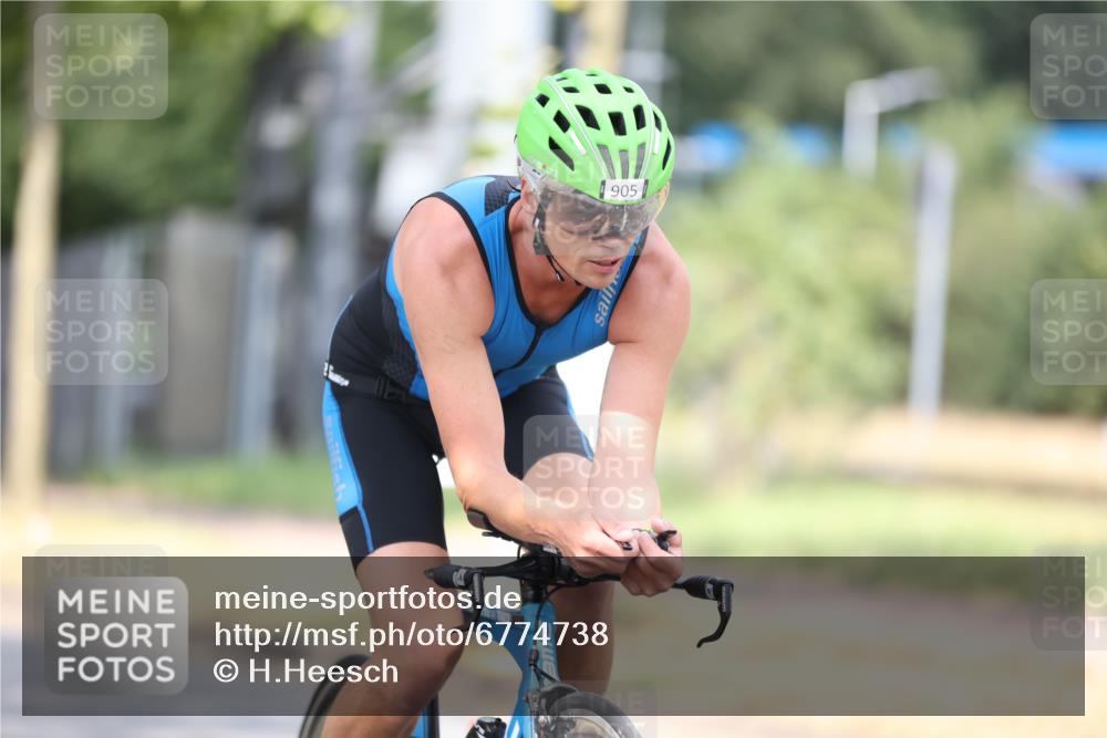 11.08.2024 - GEWOBA Citytriathlon Bremen H.Heesch http://msf.ph/oto/6774738 11.08.2024 11:42:00 Radfahren 758, 905, 965 meine-sportfotos.de