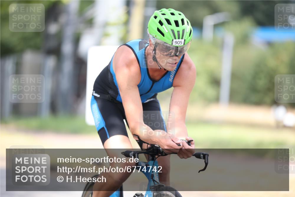 11.08.2024 - GEWOBA Citytriathlon Bremen H.Heesch http://msf.ph/oto/6774742 11.08.2024 11:42:00 Radfahren 758, 905, 965 meine-sportfotos.de