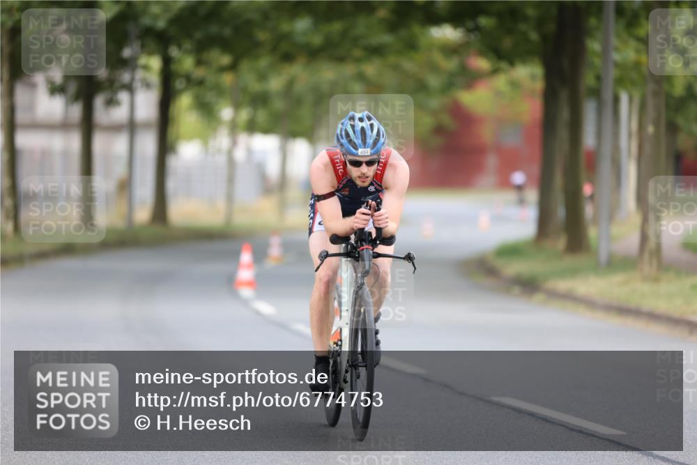 11.08.2024 - GEWOBA Citytriathlon Bremen H.Heesch http://msf.ph/oto/6774753 11.08.2024 11:42:18 Radfahren 834 meine-sportfotos.de
