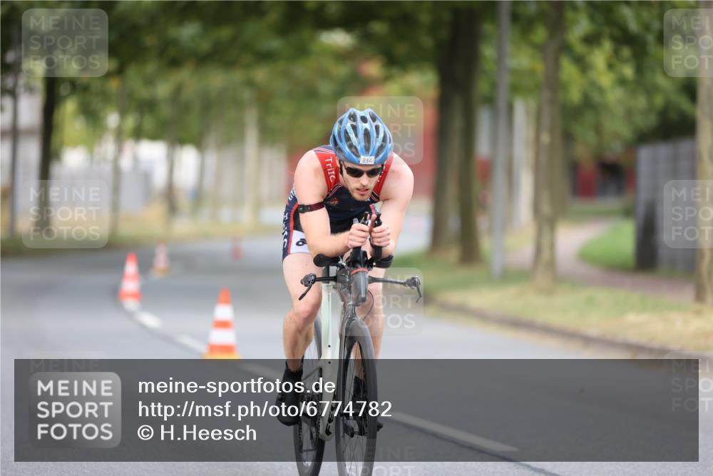11.08.2024 - GEWOBA Citytriathlon Bremen H.Heesch http://msf.ph/oto/6774782 11.08.2024 11:42:18 Radfahren 834 meine-sportfotos.de