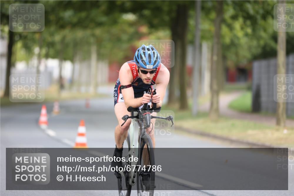 11.08.2024 - GEWOBA Citytriathlon Bremen H.Heesch http://msf.ph/oto/6774786 11.08.2024 11:42:18 Radfahren 834 meine-sportfotos.de