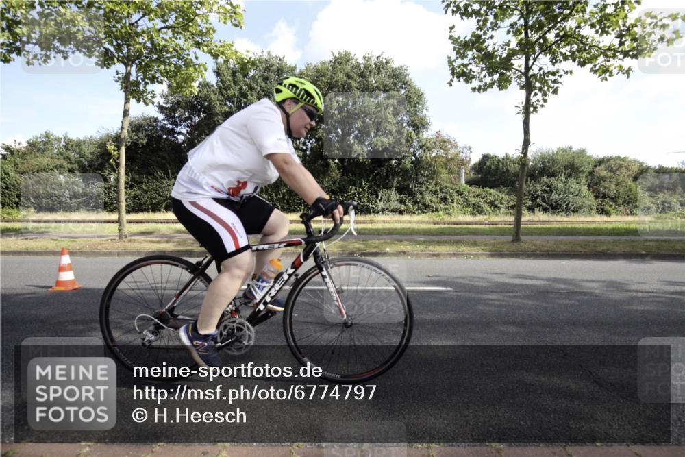 11.08.2024 - GEWOBA Citytriathlon Bremen H.Heesch http://msf.ph/oto/6774797 11.08.2024 10:25:33 Radfahren 13, 83, 111 meine-sportfotos.de