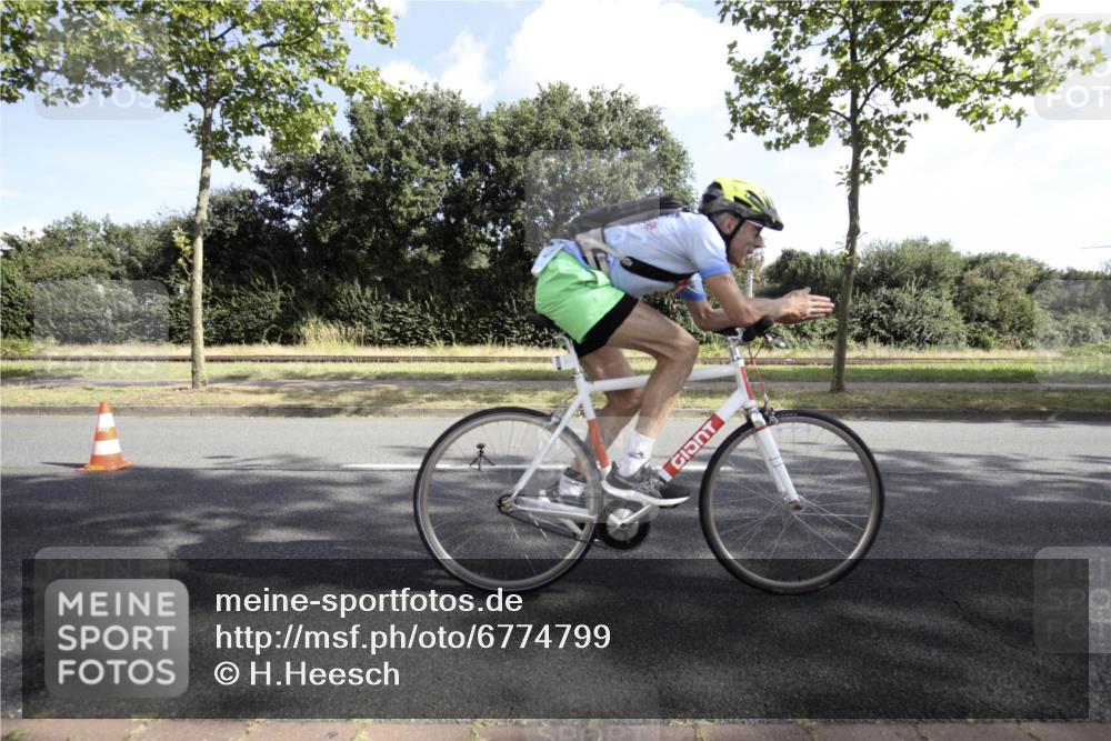 11.08.2024 - GEWOBA Citytriathlon Bremen H.Heesch http://msf.ph/oto/6774799 11.08.2024 10:25:39 Radfahren 12, 13, 111 meine-sportfotos.de