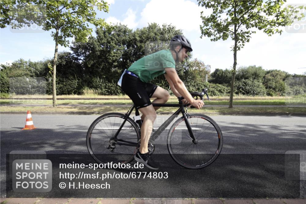 11.08.2024 - GEWOBA Citytriathlon Bremen H.Heesch http://msf.ph/oto/6774803 11.08.2024 10:25:44 Radfahren 12, 13, 93, 111 meine-sportfotos.de