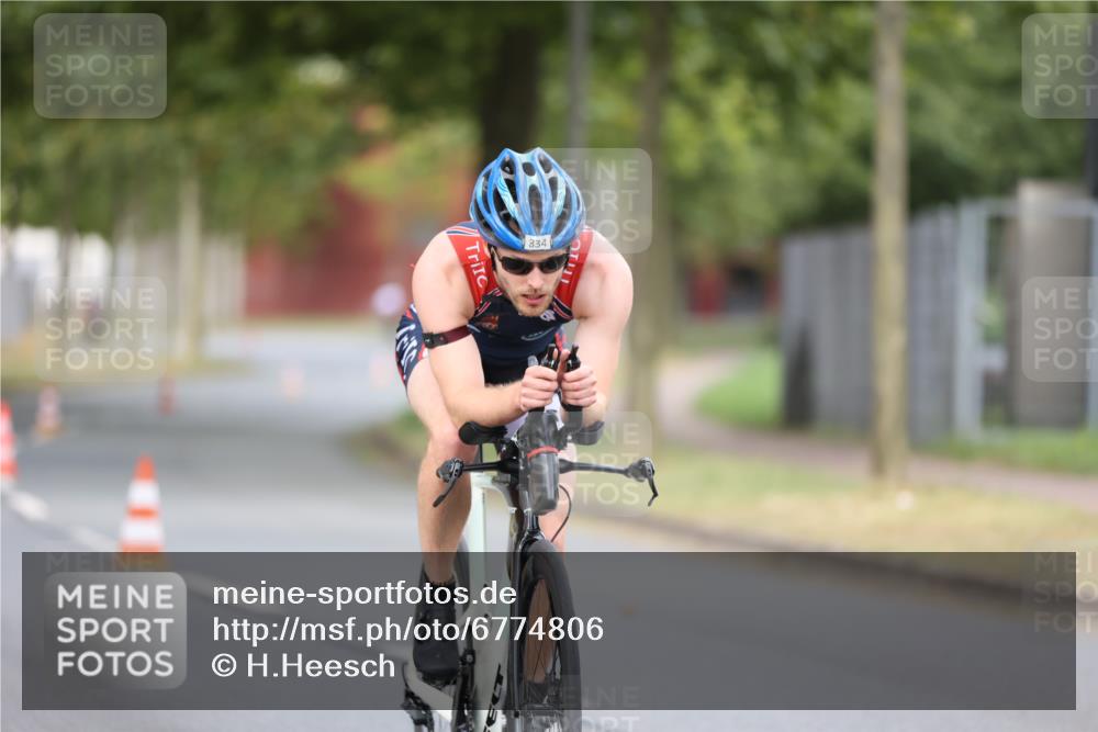 11.08.2024 - GEWOBA Citytriathlon Bremen H.Heesch http://msf.ph/oto/6774806 11.08.2024 11:42:18 Radfahren 834 meine-sportfotos.de