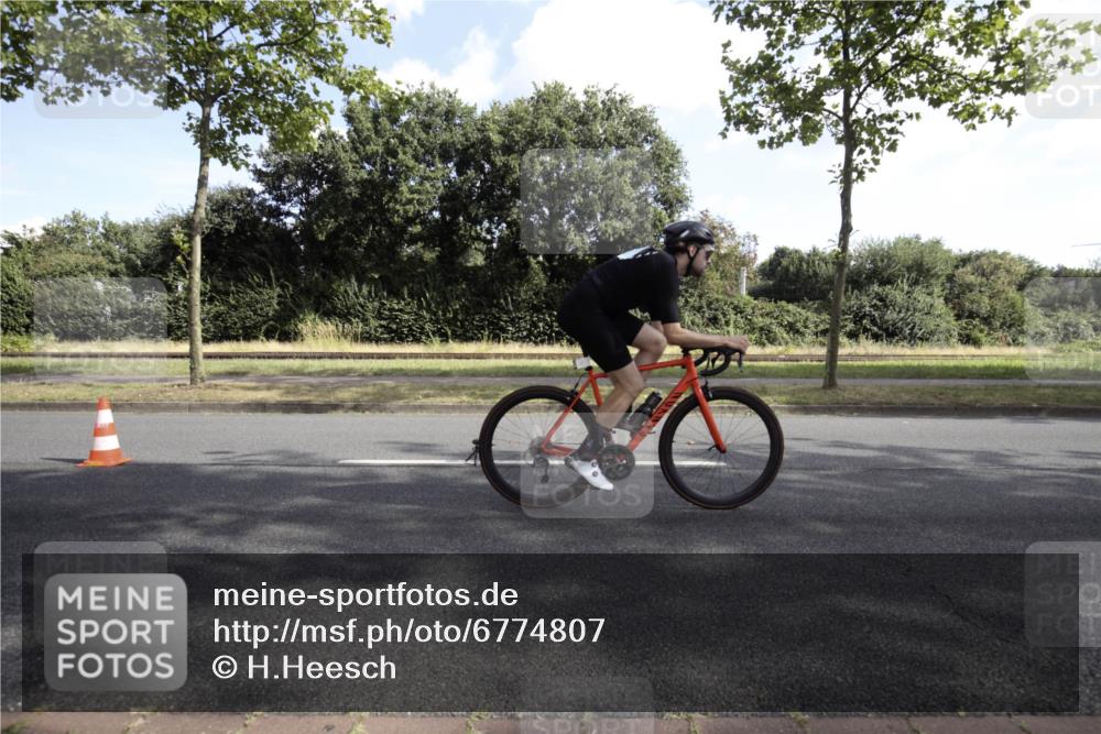 11.08.2024 - GEWOBA Citytriathlon Bremen H.Heesch http://msf.ph/oto/6774807 11.08.2024 10:25:51 Radfahren 12, 13, 36, 54, 93 meine-sportfotos.de