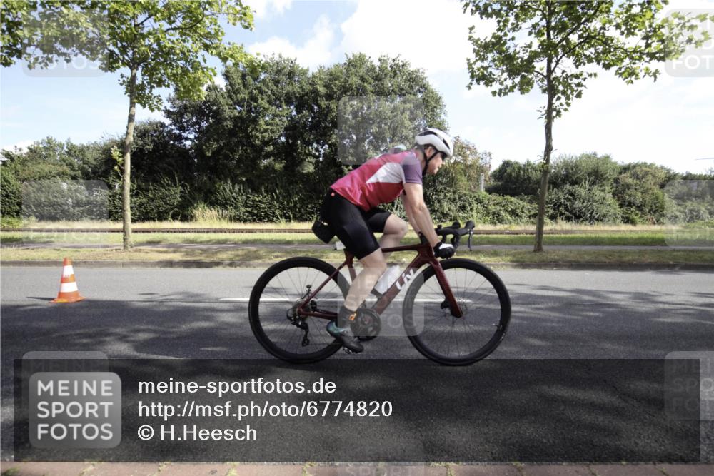 11.08.2024 - GEWOBA Citytriathlon Bremen H.Heesch http://msf.ph/oto/6774820 11.08.2024 10:26:05 Radfahren 36, 39, 54, 93, 97 meine-sportfotos.de