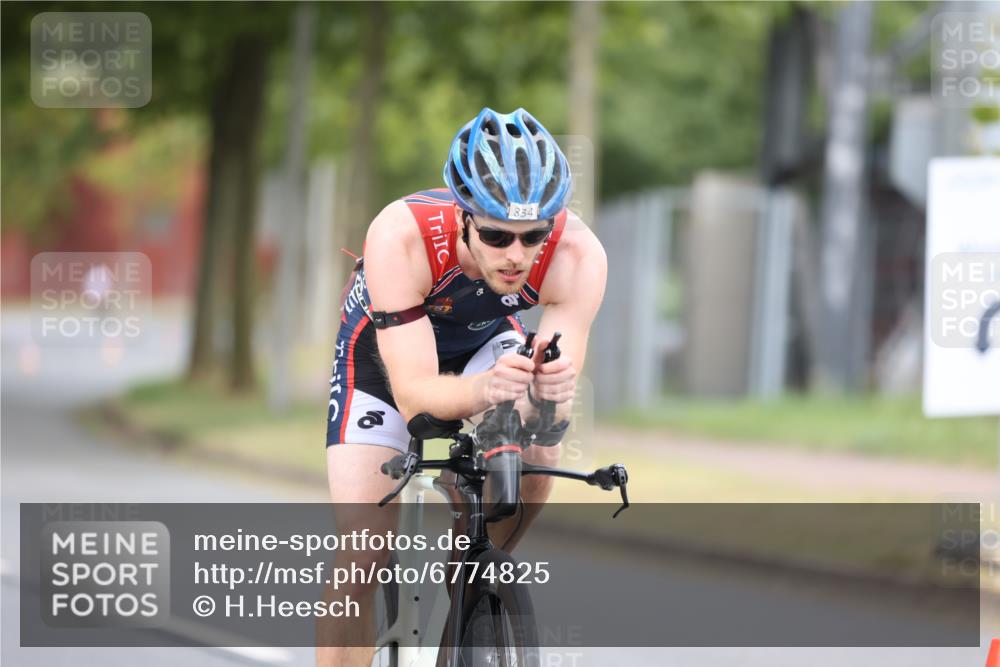 11.08.2024 - GEWOBA Citytriathlon Bremen H.Heesch http://msf.ph/oto/6774825 11.08.2024 11:42:18 Radfahren 834 meine-sportfotos.de