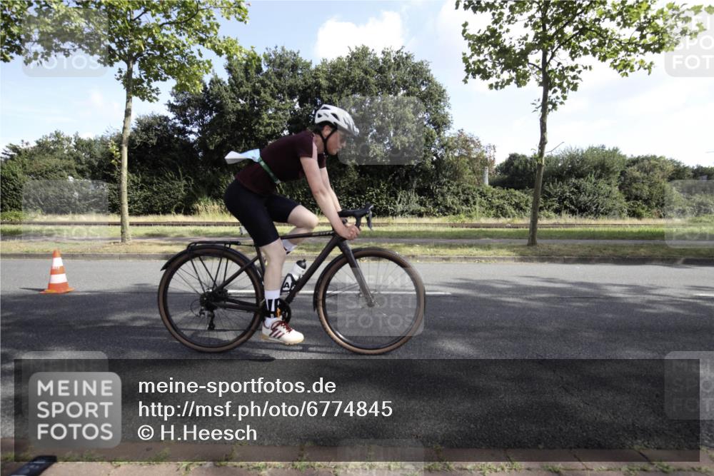 11.08.2024 - GEWOBA Citytriathlon Bremen H.Heesch http://msf.ph/oto/6774845 11.08.2024 10:28:24 Radfahren 53, 89, 90 meine-sportfotos.de