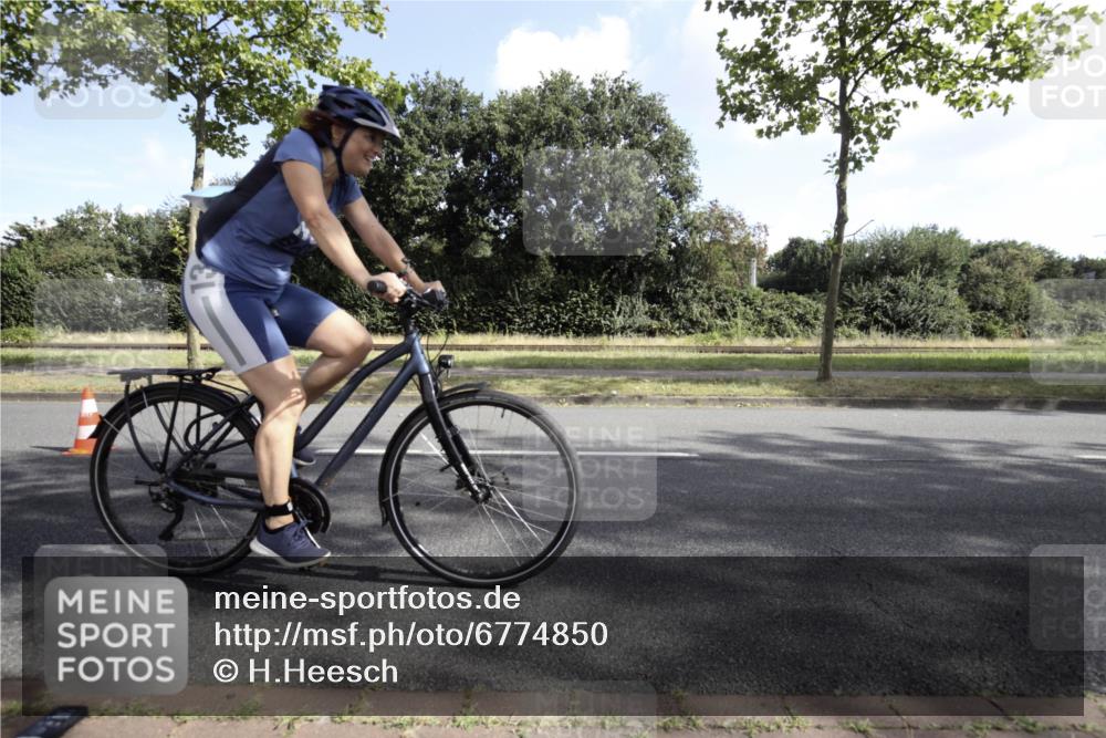 11.08.2024 - GEWOBA Citytriathlon Bremen H.Heesch http://msf.ph/oto/6774850 11.08.2024 10:28:29 Radfahren 53, 89, 90 meine-sportfotos.de