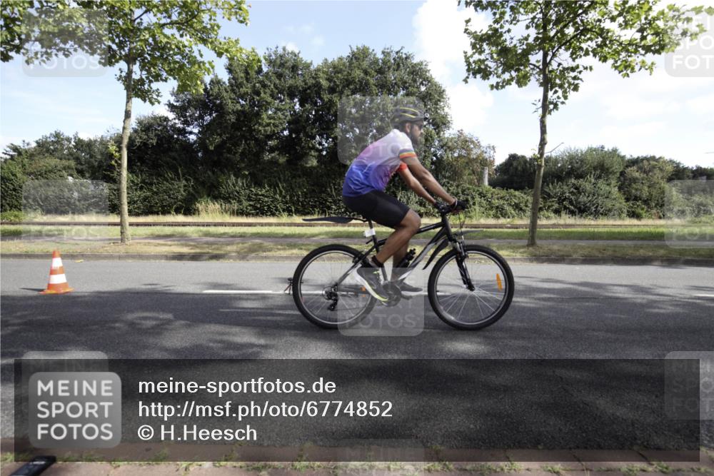 11.08.2024 - GEWOBA Citytriathlon Bremen H.Heesch http://msf.ph/oto/6774852 11.08.2024 10:30:31 Radfahren 19 meine-sportfotos.de