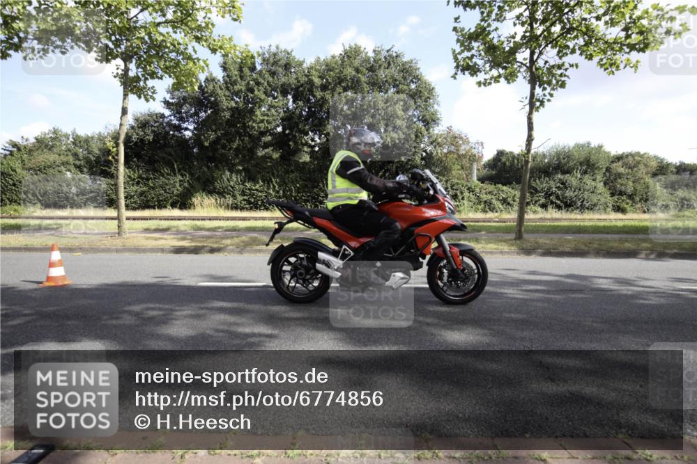 11.08.2024 - GEWOBA Citytriathlon Bremen H.Heesch http://msf.ph/oto/6774856 11.08.2024 10:32:30 Radfahren 63 meine-sportfotos.de