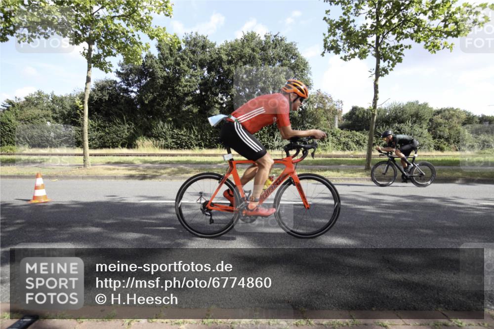 11.08.2024 - GEWOBA Citytriathlon Bremen H.Heesch http://msf.ph/oto/6774860 11.08.2024 10:32:34 Radfahren 63 meine-sportfotos.de
