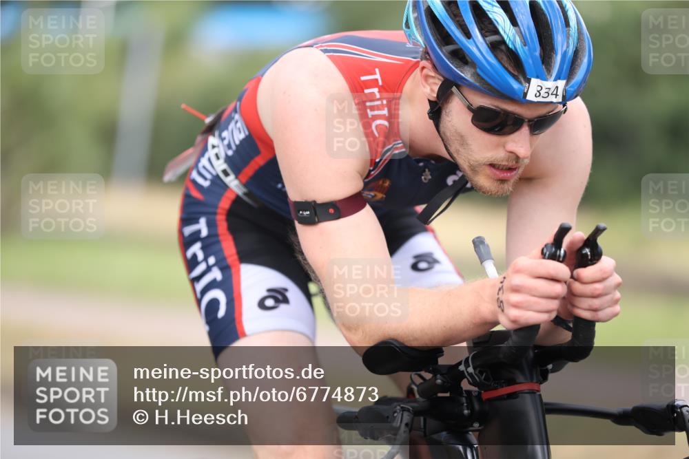 11.08.2024 - GEWOBA Citytriathlon Bremen H.Heesch http://msf.ph/oto/6774873 11.08.2024 11:42:19 Radfahren 834 meine-sportfotos.de