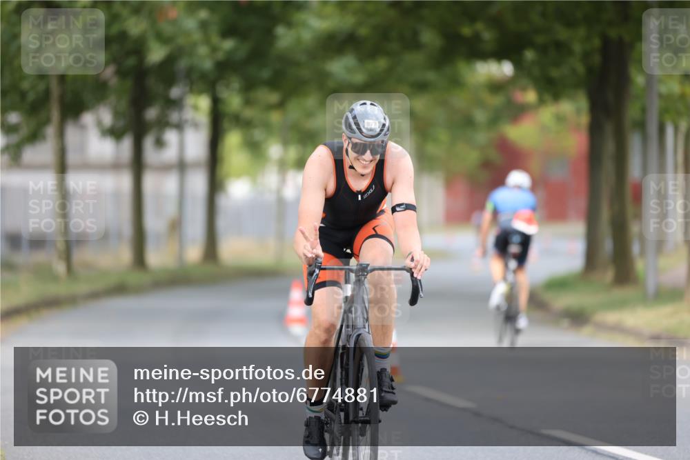 11.08.2024 - GEWOBA Citytriathlon Bremen H.Heesch http://msf.ph/oto/6774881 11.08.2024 11:42:36 Radfahren 877 meine-sportfotos.de