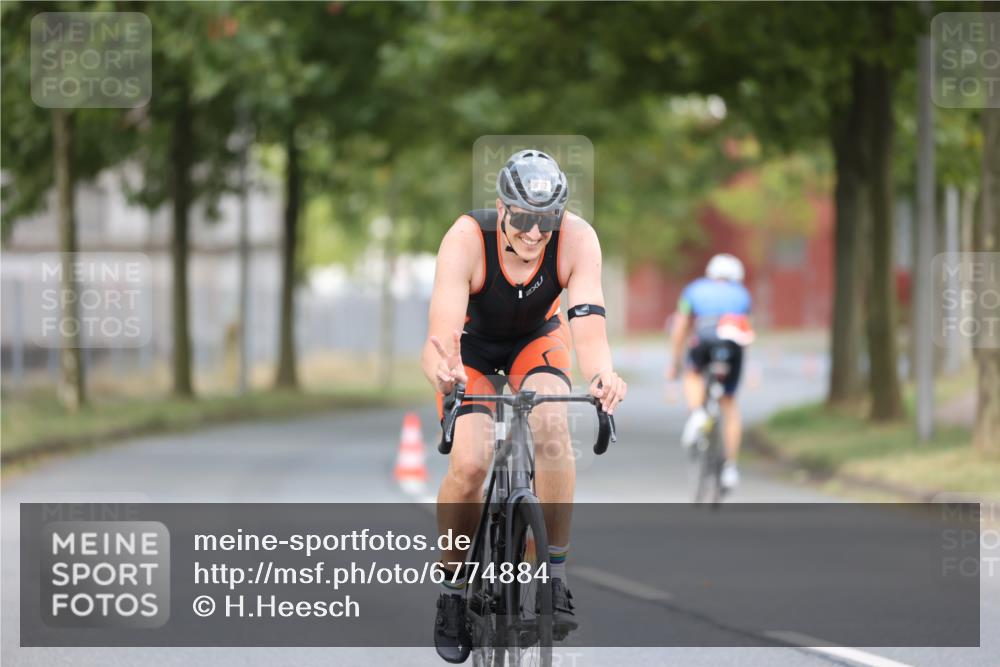 11.08.2024 - GEWOBA Citytriathlon Bremen H.Heesch http://msf.ph/oto/6774884 11.08.2024 11:42:36 Radfahren 877 meine-sportfotos.de