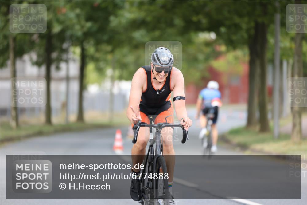 11.08.2024 - GEWOBA Citytriathlon Bremen H.Heesch http://msf.ph/oto/6774888 11.08.2024 11:42:36 Radfahren 877 meine-sportfotos.de