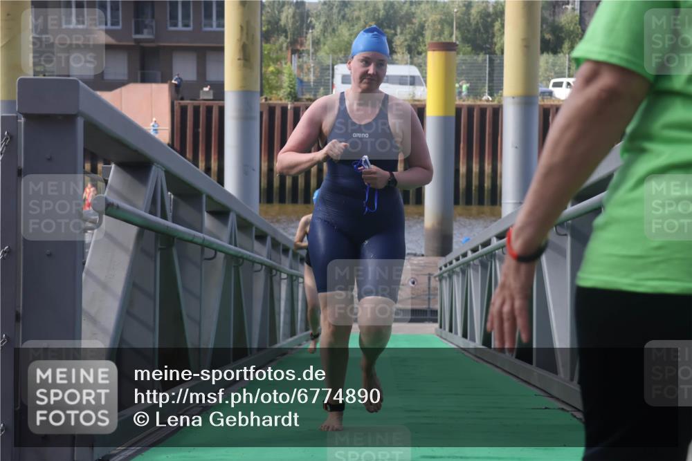 11.08.2024 - GEWOBA Citytriathlon Bremen Lena Gebhardt http://msf.ph/oto/6774890 11.08.2024 10:11:38 Schwimmen 2, 18, 32, 35, 44, 66, 91, 94, 101, 111, 113 meine-sportfotos.de