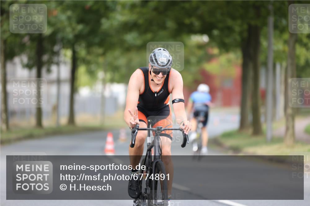 11.08.2024 - GEWOBA Citytriathlon Bremen H.Heesch http://msf.ph/oto/6774891 11.08.2024 11:42:36 Radfahren 877 meine-sportfotos.de