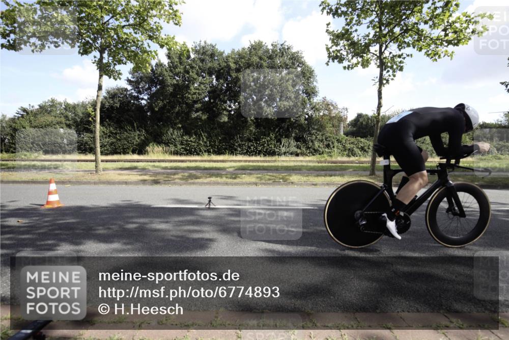 11.08.2024 - GEWOBA Citytriathlon Bremen H.Heesch http://msf.ph/oto/6774893 11.08.2024 10:35:32 Radfahren 30 meine-sportfotos.de