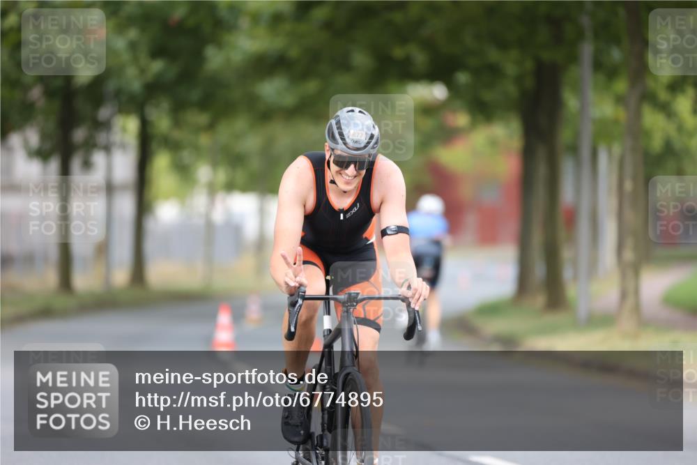 11.08.2024 - GEWOBA Citytriathlon Bremen H.Heesch http://msf.ph/oto/6774895 11.08.2024 11:42:36 Radfahren 877 meine-sportfotos.de