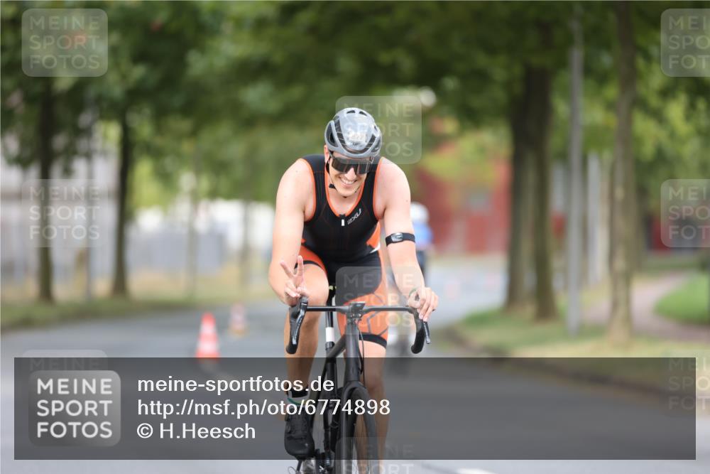 11.08.2024 - GEWOBA Citytriathlon Bremen H.Heesch http://msf.ph/oto/6774898 11.08.2024 11:42:36 Radfahren 877 meine-sportfotos.de
