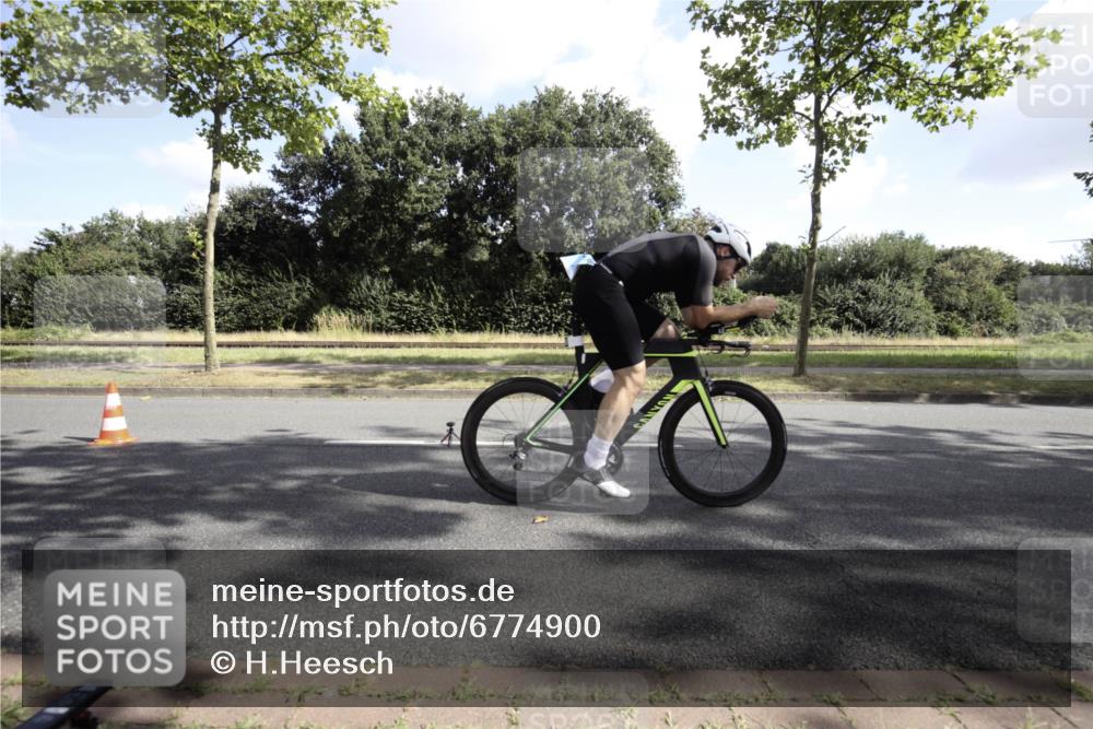 11.08.2024 - GEWOBA Citytriathlon Bremen H.Heesch http://msf.ph/oto/6774900 11.08.2024 10:36:05 Radfahren 77, 82 meine-sportfotos.de