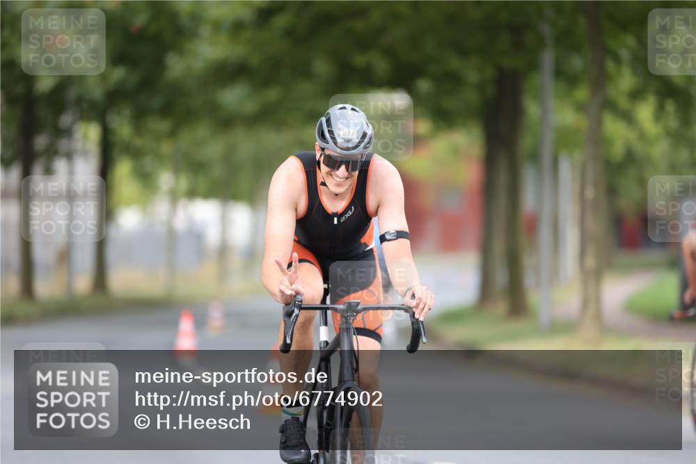 11.08.2024 - GEWOBA Citytriathlon Bremen H.Heesch http://msf.ph/oto/6774902 11.08.2024 11:42:36 Radfahren 877 meine-sportfotos.de