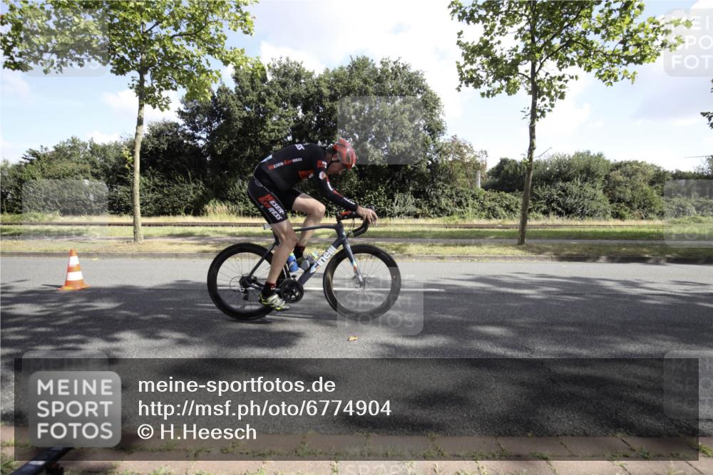 11.08.2024 - GEWOBA Citytriathlon Bremen H.Heesch http://msf.ph/oto/6774904 11.08.2024 10:36:30 Radfahren 8, 62 meine-sportfotos.de