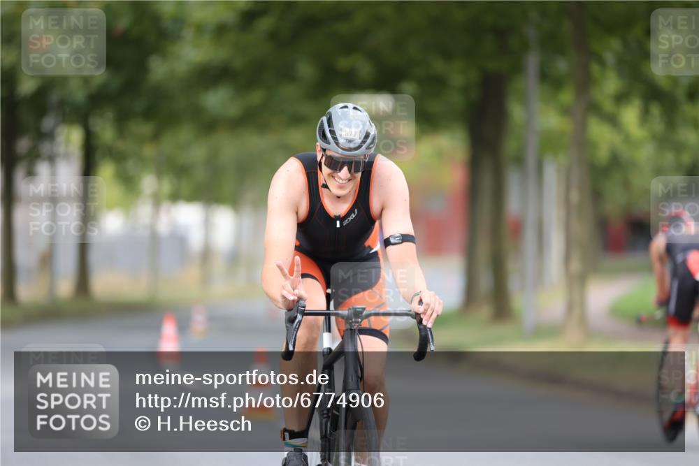 11.08.2024 - GEWOBA Citytriathlon Bremen H.Heesch http://msf.ph/oto/6774906 11.08.2024 11:42:37 Radfahren 857, 877 meine-sportfotos.de