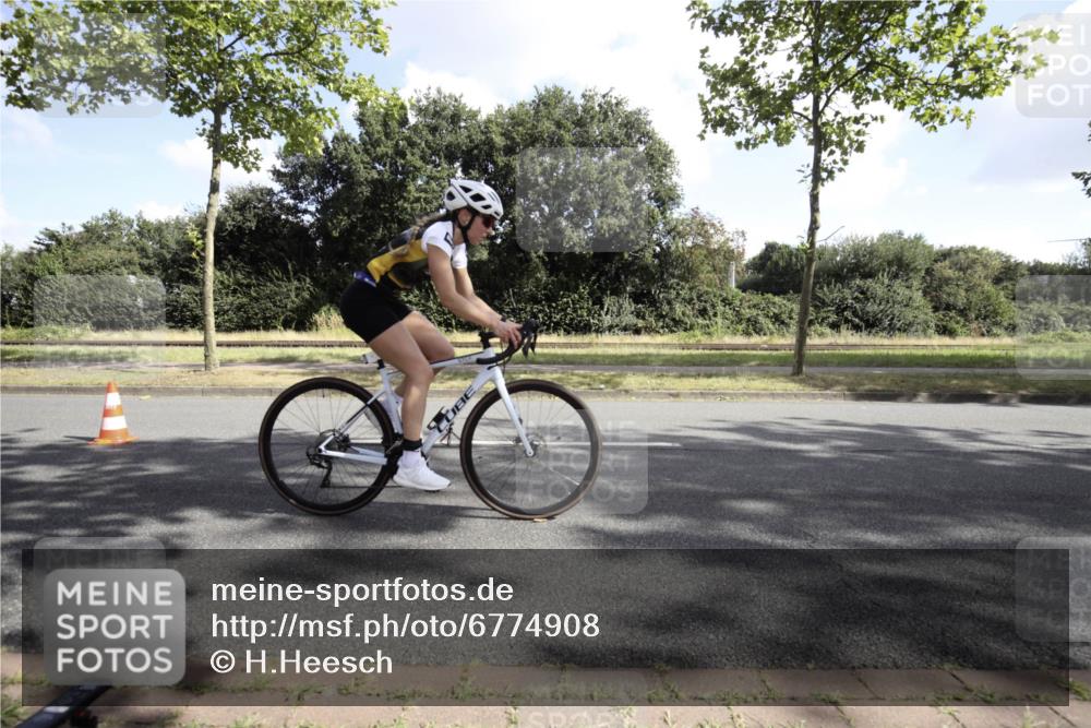 11.08.2024 - GEWOBA Citytriathlon Bremen H.Heesch http://msf.ph/oto/6774908 11.08.2024 10:36:36 Radfahren 8, 62 meine-sportfotos.de