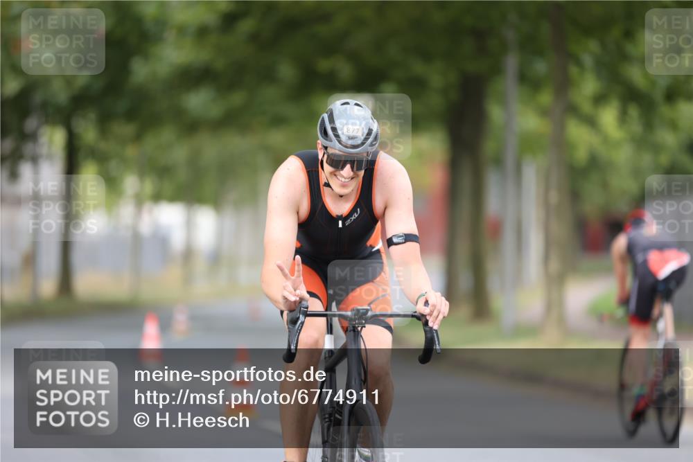 11.08.2024 - GEWOBA Citytriathlon Bremen H.Heesch http://msf.ph/oto/6774911 11.08.2024 11:42:37 Radfahren 857, 877 meine-sportfotos.de