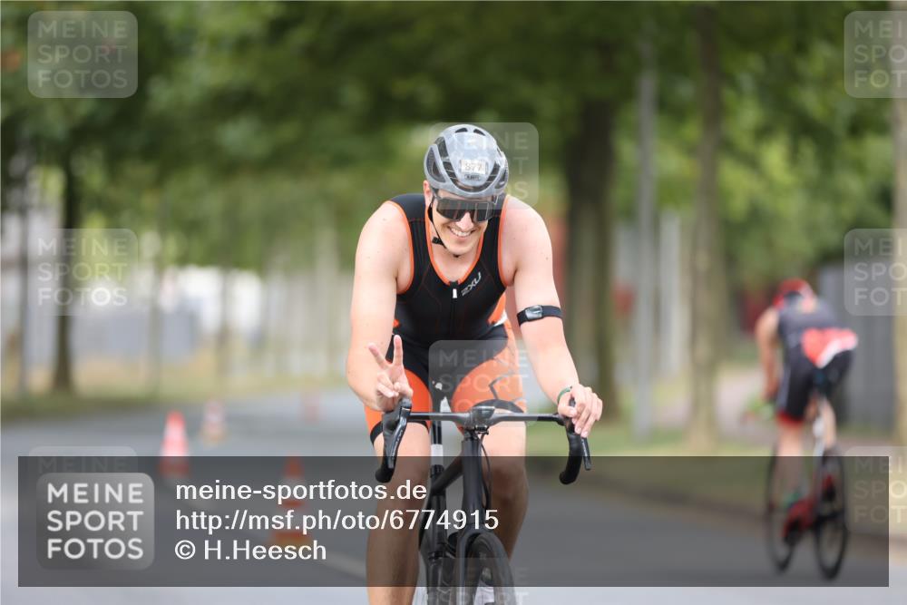 11.08.2024 - GEWOBA Citytriathlon Bremen H.Heesch http://msf.ph/oto/6774915 11.08.2024 11:42:37 Radfahren 857, 877 meine-sportfotos.de