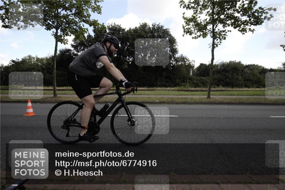 11.08.2024 - GEWOBA Citytriathlon Bremen H.Heesch http://msf.ph/oto/6774916 11.08.2024 10:37:49 Radfahren 1, 59 meine-sportfotos.de