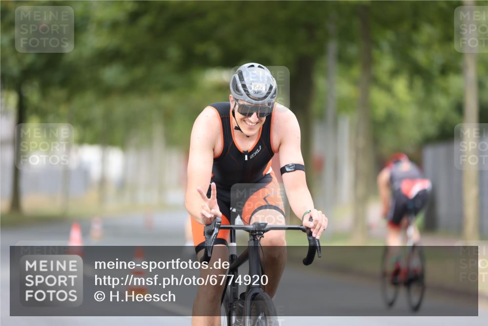 11.08.2024 - GEWOBA Citytriathlon Bremen H.Heesch http://msf.ph/oto/6774920 11.08.2024 11:42:37 Radfahren 857, 877 meine-sportfotos.de