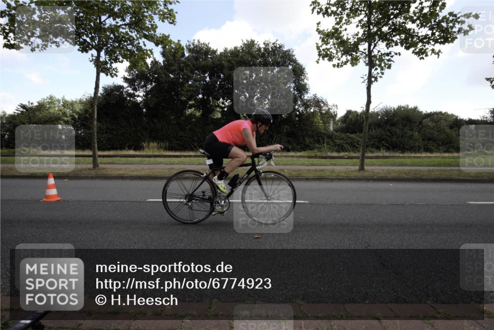 11.08.2024 - GEWOBA Citytriathlon Bremen H.Heesch http://msf.ph/oto/6774923 11.08.2024 10:38:09 Radfahren 3, 52, 56, 94 meine-sportfotos.de