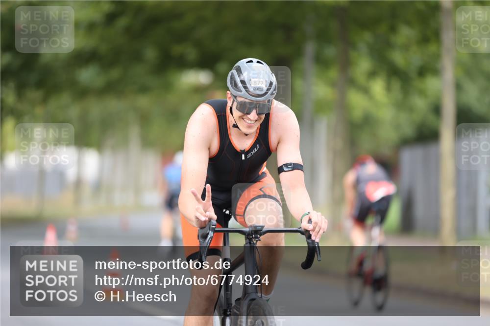 11.08.2024 - GEWOBA Citytriathlon Bremen H.Heesch http://msf.ph/oto/6774924 11.08.2024 11:42:37 Radfahren 857, 877 meine-sportfotos.de
